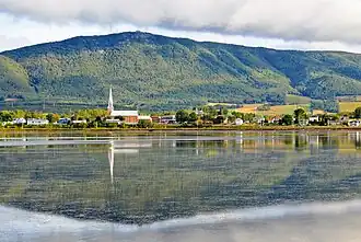 Le barachois de Carleton-sur-Mer, le mont Saint-Joseph en arrière-plan.