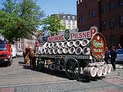 Arrière d'un gros chariot chargé de tonneaux.