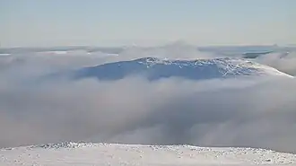 Vue du Càrn Dearg enneigé depuis le Beinn a' Chlachair au nord-ouest.
