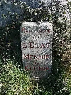 K non barré utilisée en place du K barré sur une pierre signalant le menhir de Kerluhir.