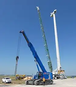 L'éolienne E1 en cours de montage, le 19 juin 2025.
