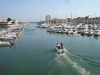 Le port et le canal.