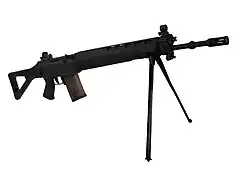 Le SIG-550 avec bipied et crosse dépliés