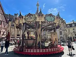 Carrousel dont le décor reprend certaines réalisations de Gustave Eiffel