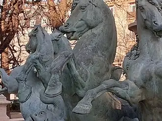 Fontaine des Quatre-Parties-du-Monde - Détail - Chevaux - Dauphin. On notera la signature sur le sabot.