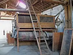 machine en bois avec une échelle appuyée dessus