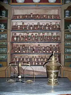 Photo d'une armoire à étagères contenant des instruments à usage d'une pharmacie