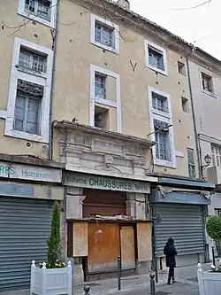 Façades de maison avec des commerces aux rez-de-chaussée.