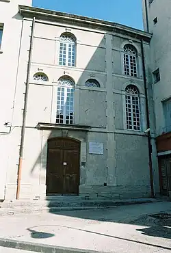L'extérieur de la synagogue