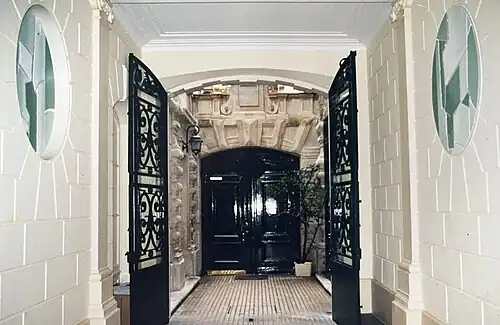 No&nbsp;10 : Hall d'entrée décoré en 1991 par l'artiste Philippe Carré (1930-2022).