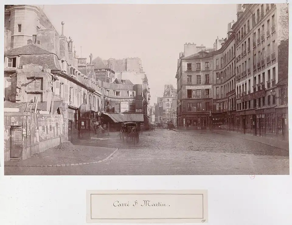 Vue perspective de la rue Royale-Saint-Martin, avec au premier plan le Carré Saint-Martin. On aperçoit à gauche la tourelle de l'église Saint-Martin-des-Champs.