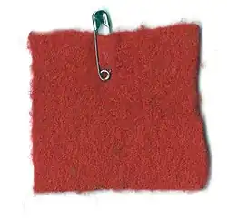 Carré rouge en feutre distribué par les étudiants en grève de l'université de Montréal.