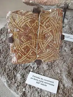 Carreau vernissé de l'abbaye de Cîteaux (XIIIe siècle).