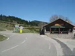 L’auberge du col du Bez et le pied du col du Pendu.