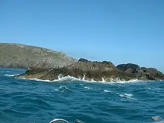Carreg Ddu. À l'arrière, cap du Pen y Cil.