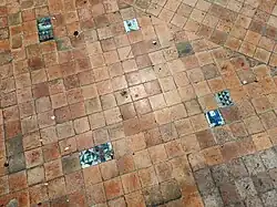 Dallage avec des motifs géométriques.