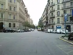 Rue droite parallèle à la mer avec intersections dégagées.Rue de Casp avec en fond, la tour Agbar.