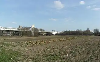 Champs du bord de Seine surplombés par l'autoroute A14.