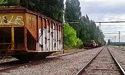 Machinerie ferroviaire en désuétude, dans la gare de la ville.