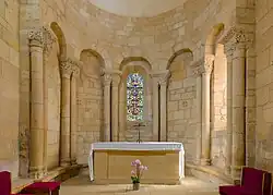 L'abside romane et l'autel principal.