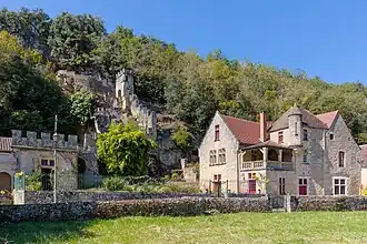 Fortifications subsistant du château médiéval de Carsac, aujourd'hui entourées de constructions plus récentes.