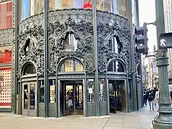 Détails de l'entrée à l'angle de State Street et Madison Street.