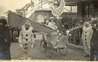 Char réclame avec Pierrots, Mi-Carême, années 1920.
