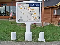 Panneau émaillée situé sur l'aire de la Réserve-Avia sur l'autoroute autoroute A6 au nord-ouest d'Auxerre.