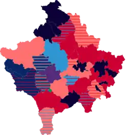 Carte figurant les partis arrivés en tête par municipalité, et ceux suivant en hachuré si distancés de moins de 5 % des voix.
