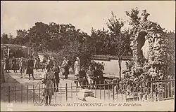 Carte postale. École Ménagère, Mattaincourt, Cour de Récréation.