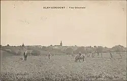 Carte postale représentant une vue générale du village avec l'église, entre 1880 et 1945.