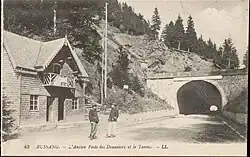 L'Ancien poste des douaniers et le tunnel, entre 1880 et 1945.