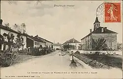 Carte postale représentant le centre du village de Frapelle sur la route de St-Dié à Saales (Adolphe Weick), entre 1880 et 1945.