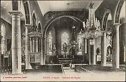 Carte postale représentant l'intérieur de l'église d'Hadol entre 1880 et 1945.