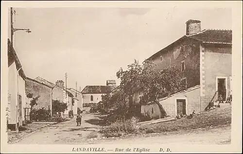 Carte postale représentant la rue de l'Eglise, entre 1880-1945.