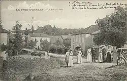 Carte postale Paul Testart représentant la rue du Pont à le Void d'Escles, entre 1880 et 1945.