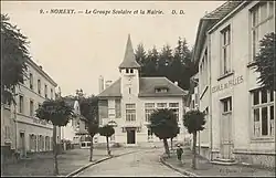 Carte postale ancienne représentant le groupe scolaire et la mairie de Nomexy, entre 1880 et 1945.