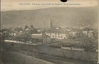Vue générale vers la Salle du peuple et l'école Saint-Charles