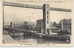 Photographie en noir et blanc d'un barrage-écluse.