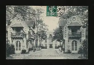 Entrée sur une photographie ancienne.