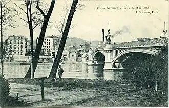 Le pont, vu du bois de Boulogne.