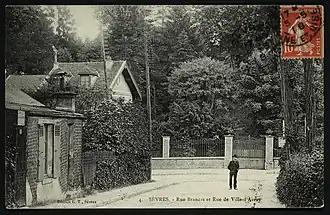 À l'angle de la rue Brancas.