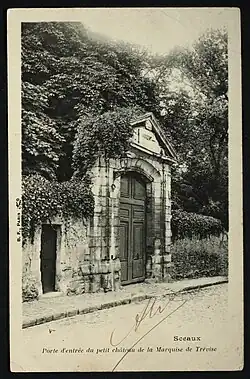 Carte postale - Porte d'entrée du petit château de la marquise de Trévise.