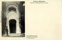 Carte postale Magasins réunis représentant la porte en grès émaillé de Rambervilliers de la nouvelle entrée sur la place Saint-Jean, début XXe&nbsp;siècle.