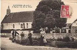 Carte postale ancienne "L'église vue de la Place".