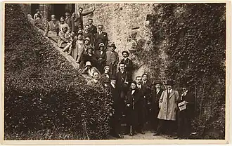 Photographie des membres de la Société photographique de Rennes. Georges Nitsch est le troisième homme en bas en partant de la droite.