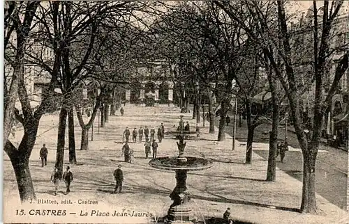 La place Jean-Jaurès et ses grands ormeaux au début du XXe&nbsp;siècle