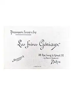 Carte rectangulaire blanc crème avec la mention "Les frères Géniaux" au centre, "Photographie edition d'art" en haut à gauche, et l'adresse en bas à droite "32 Rue Louis le Grand, Paris"