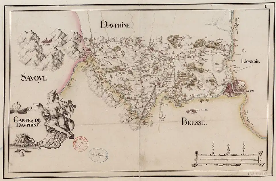 Carte inversée (nord en bas de la carte) montrant la Savoie (pays montagneux sur la gauche), le Dauphiné (pays de collines au centre, traversé par un fleuve) et Lyon à droite.