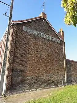 Le pignon du coron, en entrée de cité.